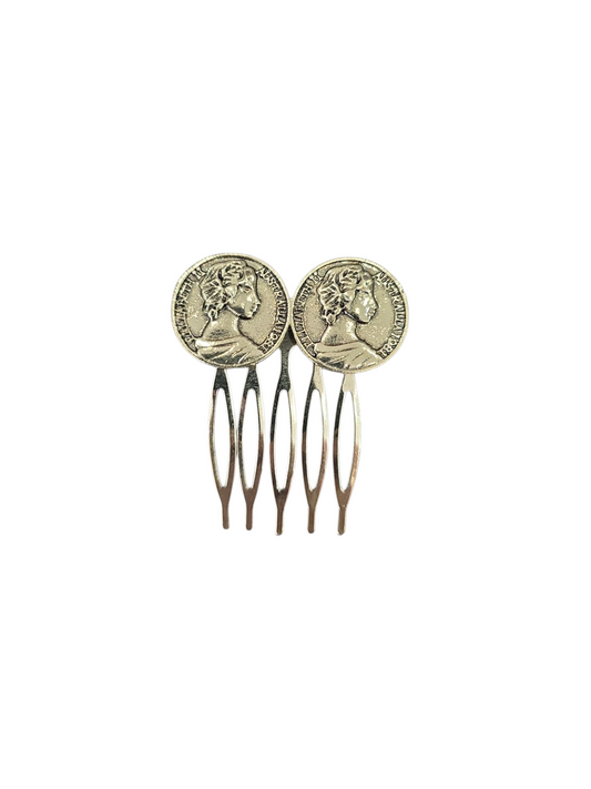 Peinecillo dos monedas pequeñas oro viejo